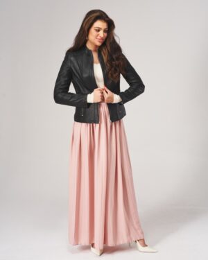 Kurtka skórzana damska w kolorze czarnym z delikatnym kołnierzem i zapięciem na zamek, idealna na zimowe dni