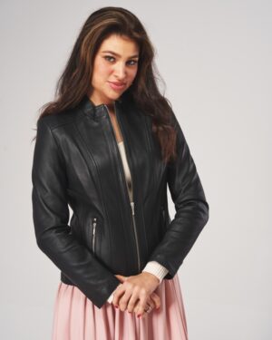 Czarna kurtka skórzana damska z dopasowanym krojem, ozdobnymi zamkami i stójką, idealna na zimowe dni