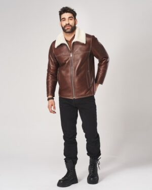 Kożuch męski w brązowym kolorze z futrzanym kołnierzem i zamkiem błyskawicznym