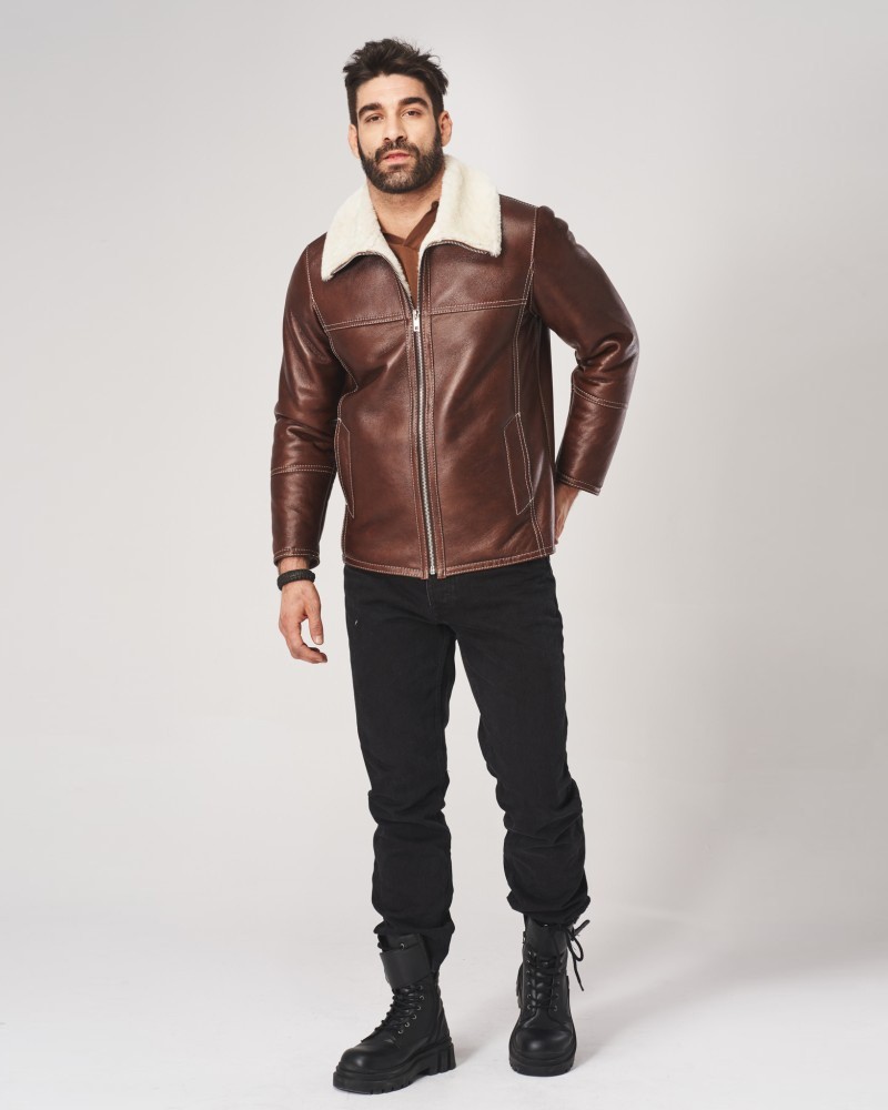 Kożuch męski w brązowym kolorze z futrzanym kołnierzem i zamkiem błyskawicznym