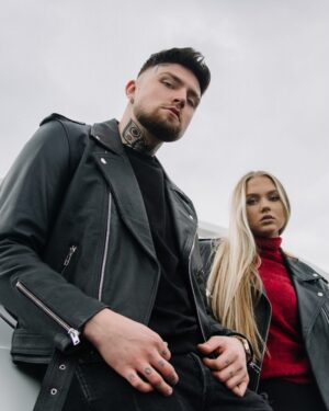 Damska ramoneska skórzana w czarnym kolorze z metalowymi zamkami i klasycznym krojem, idealna na zimowe dni