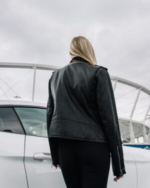 Damska ramoneska skórzana z delikatnymi detalami, idealna na chłodne dni, z zapięciem na zamek i kieszeniami