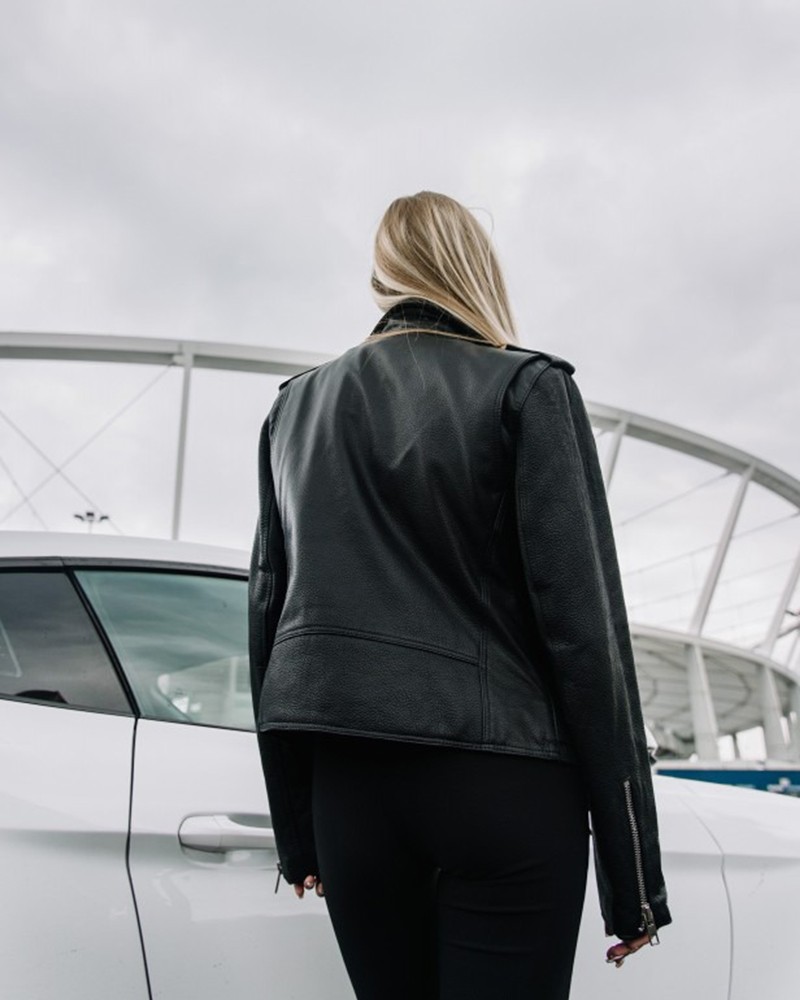 Damska ramoneska skórzana z delikatnymi detalami, idealna na chłodne dni, z zapięciem na zamek i kieszeniami