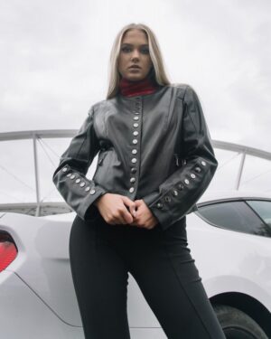 Kurtka skórzana damska w kolorze czarnym z metalowymi guzikami i dopasowanym krojem, idealna na zimowe dni