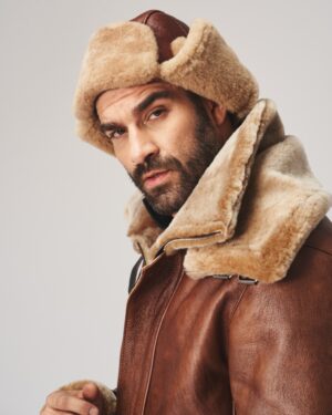 Brązowa uszatka skórzana z futerkiem przy brzegu i paskiem do wiązania pod brodą