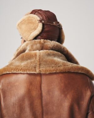 Uszatka skórzana w kolorze karmelowym z jasnym futerkiem i paskiem z klamrą