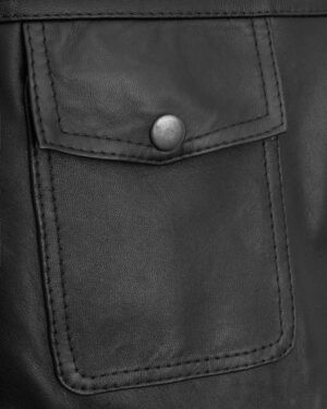 Czarna kamizelka skórzana męska z kieszenią na guziki i subtelnym przeszyciem, idealna na zimowe dni