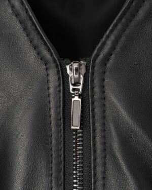 Czarna kamizelka skórzana męska z zamkiem błyskawicznym i prostym krojem