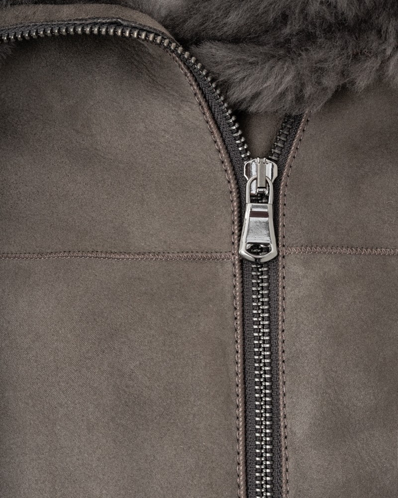 Kożuch damski w odcieniu szaro-brązowym z futrzanym kołnierzem i metalowym zamkiem błyskawicznym