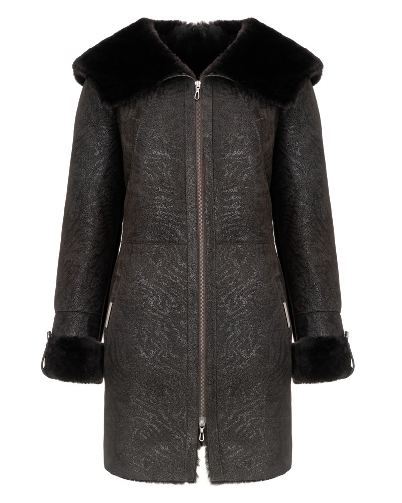 Czarny kożuch damski z futrzanym kołnierzem, długim krojem i zamkiem błyskawicznym na przodzie