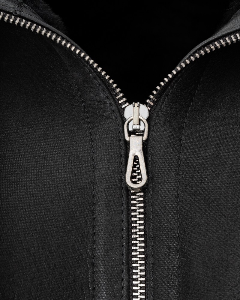 Kożuch damski z metalowym zamkiem i delikatnym wykończeniem przy kołnierzu