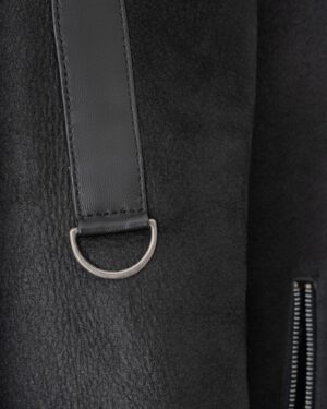 Czarny kożuch damski z eleganckim paskiem i metalowym detalem, idealny na zimowe dni