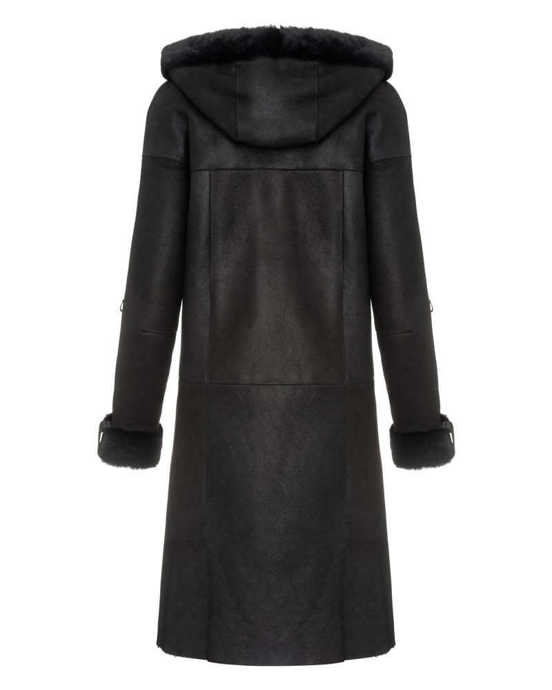 Czarny kożuch damski z kapturem, długim krojem i futrzanymi mankietami, idealny na zimowe dni