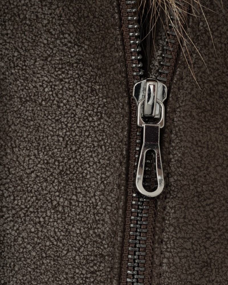 Kożuch damski w ciemnym brązie z metalowym zamkiem błyskawicznym i teksturowanym materiałem