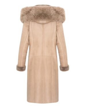Kożuch damski w jasnym odcieniu z futrzanym kołnierzem i mankietami, długi krój z eleganckim wykończeniem