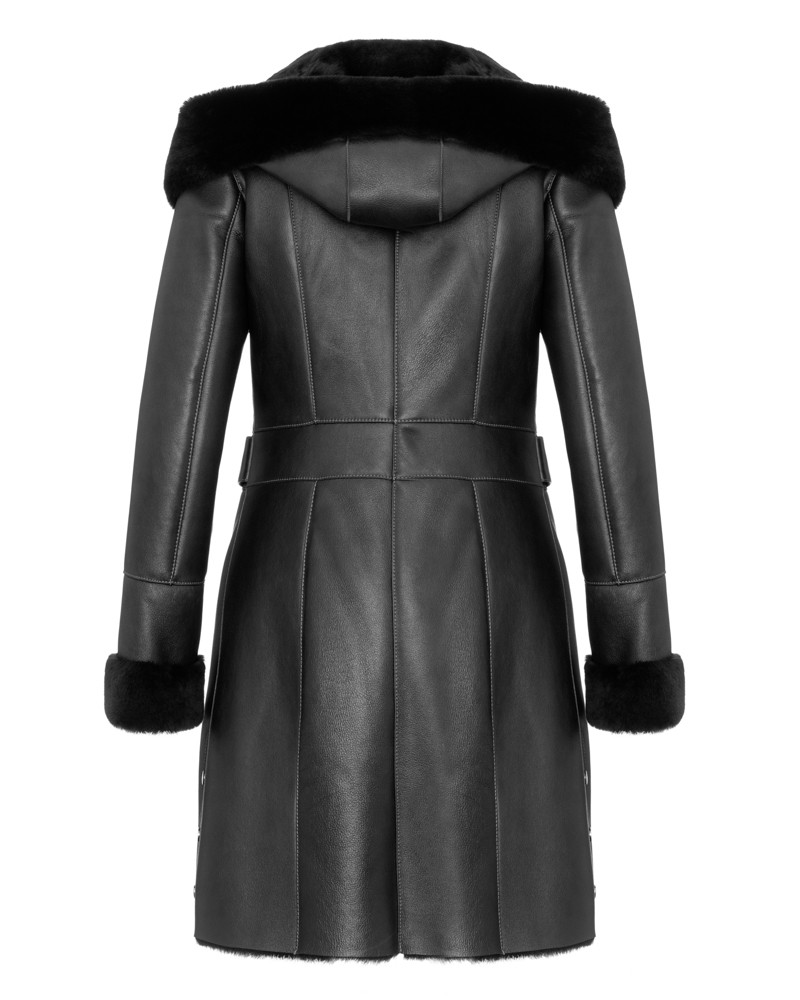 Kożuch damski w kolorze czarnym z kapturem i futrzanymi mankietami oraz paskiem w talii