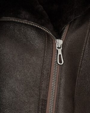 Kożuch damski w kolorze ciemno-brązowym z zamkiem błyskawicznym i miękkim kołnierzem z futra