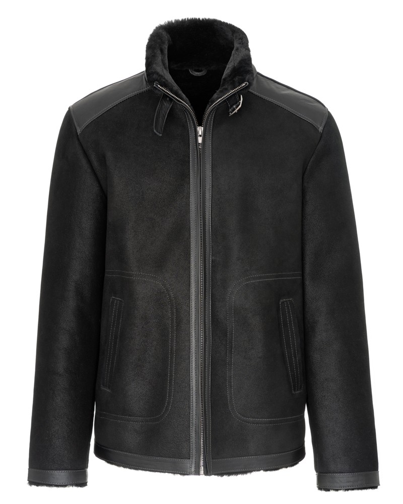 Czarny kożuch męski z wysokim kołnierzem, zamkiem błyskawicznym i skórzanymi detalami na ramionach