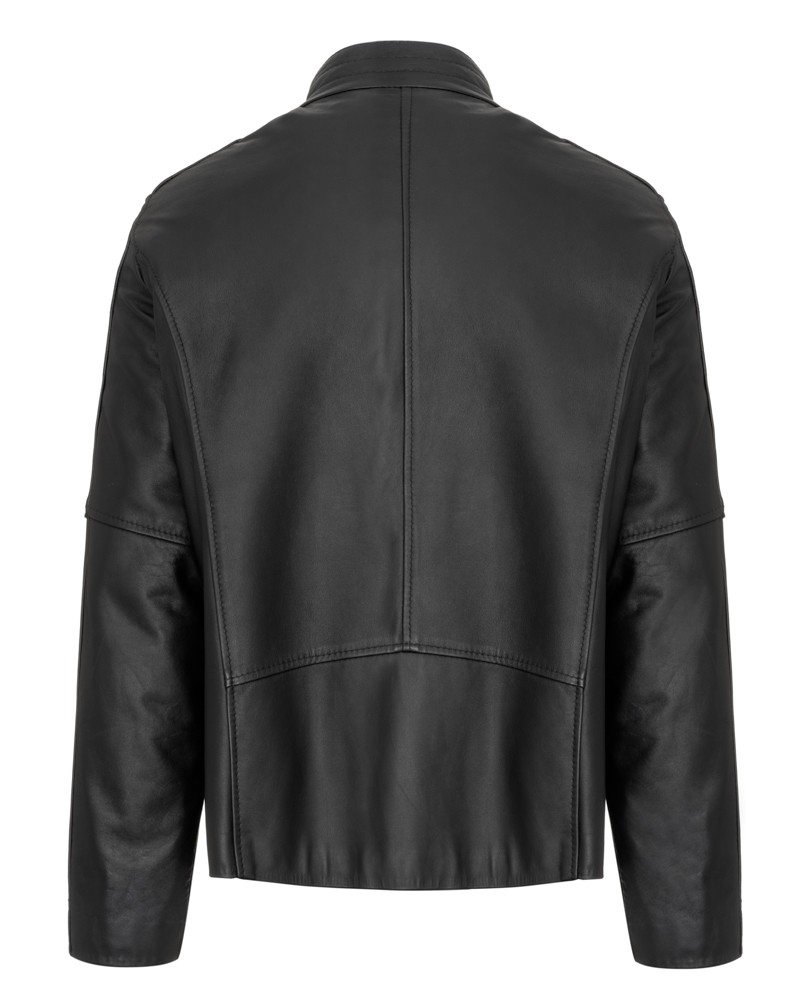 Czarna kurtka skórzana męska z prostym krojem i minimalistycznym wykończeniem na plecach