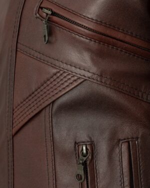 brązowa kurtka skórzana męska z zamkami bocznymi i dekoracyjnymi przeszyciami
