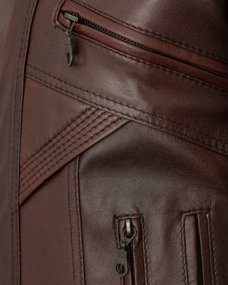 brązowa kurtka skórzana męska z zamkami bocznymi i dekoracyjnymi przeszyciami