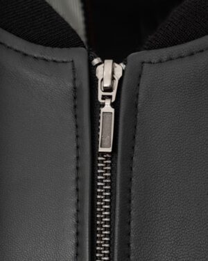 Czarna kurtka skórzana męska z metalowym zamkiem oraz elastycznym wykończeniem przy kołnierzu