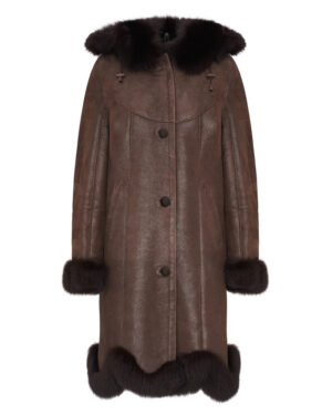 Kożuch damski w brązowym kolorze z futrzanym kołnierzem i mankietami, zapinany na guziki